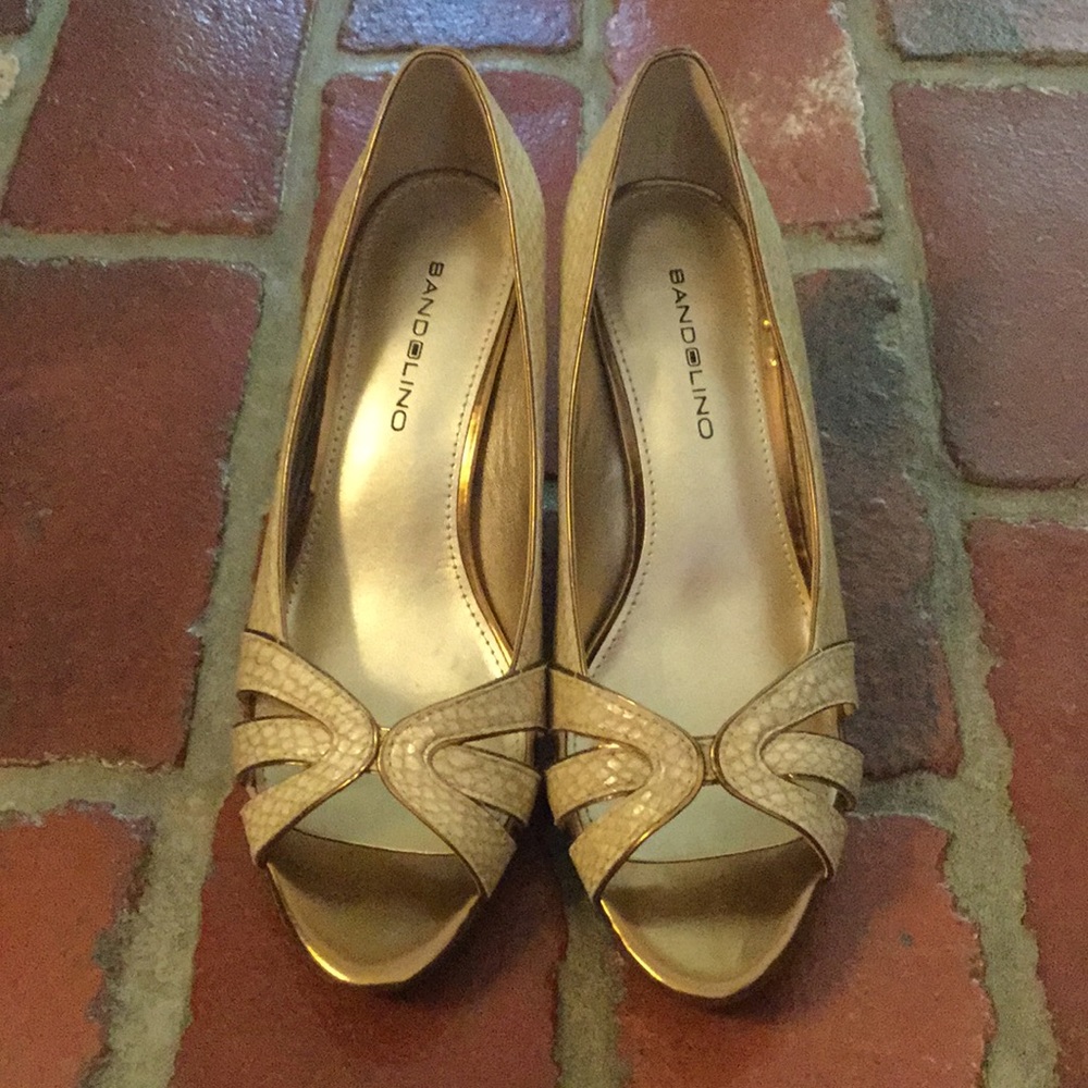 NWOT Bandolino “Marylebone” gold pumps, size 6